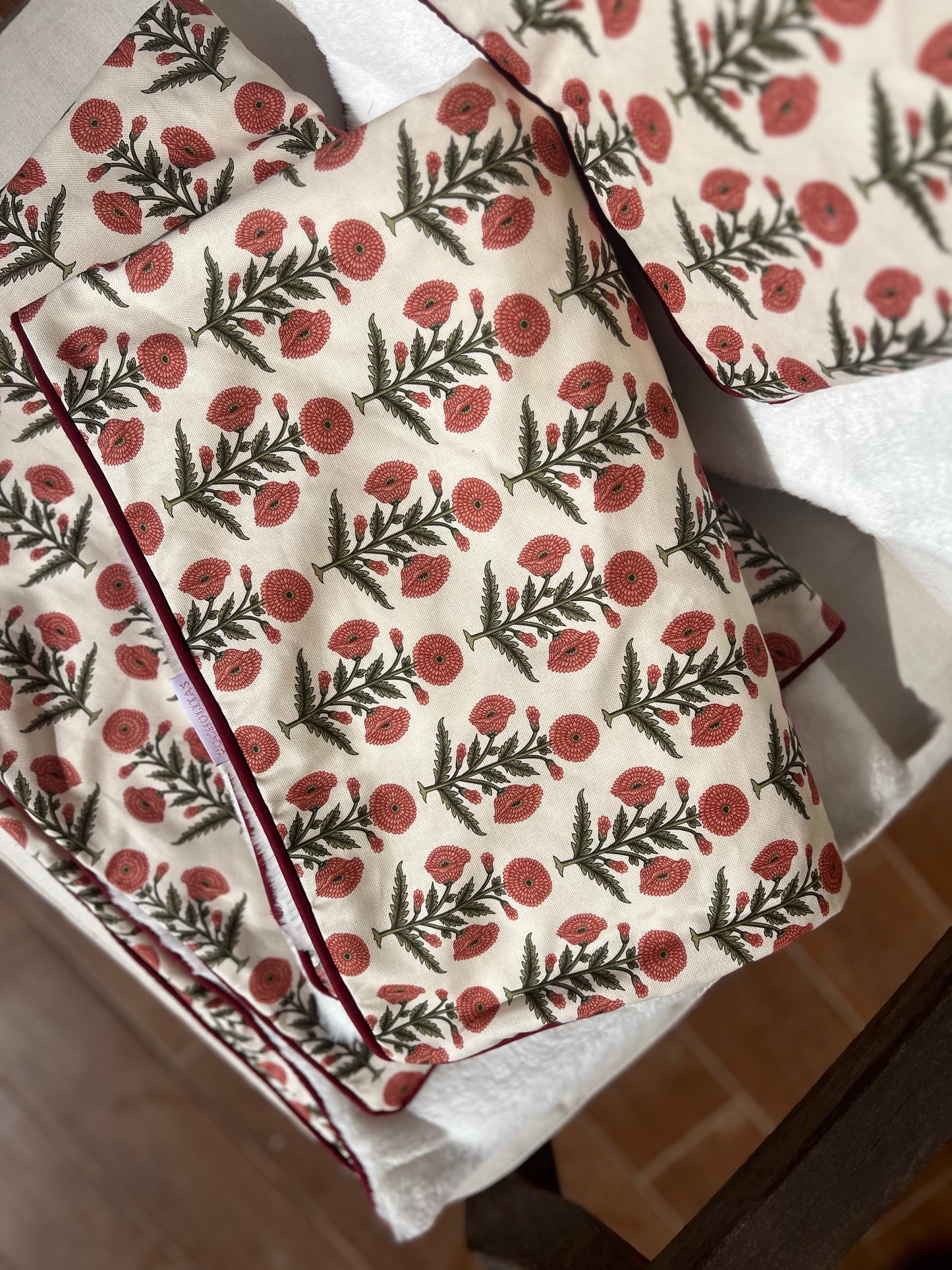 Manta flores color fresón