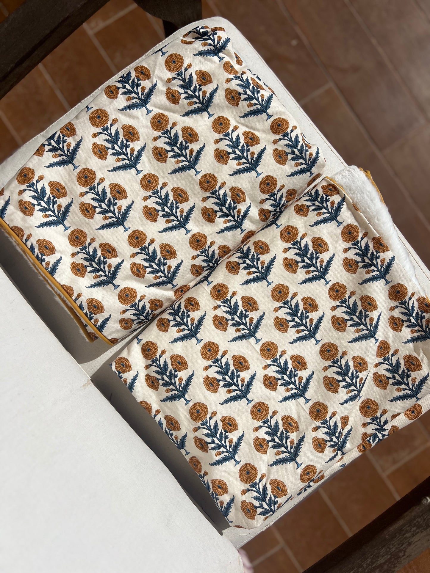 Manta flores color mostaza