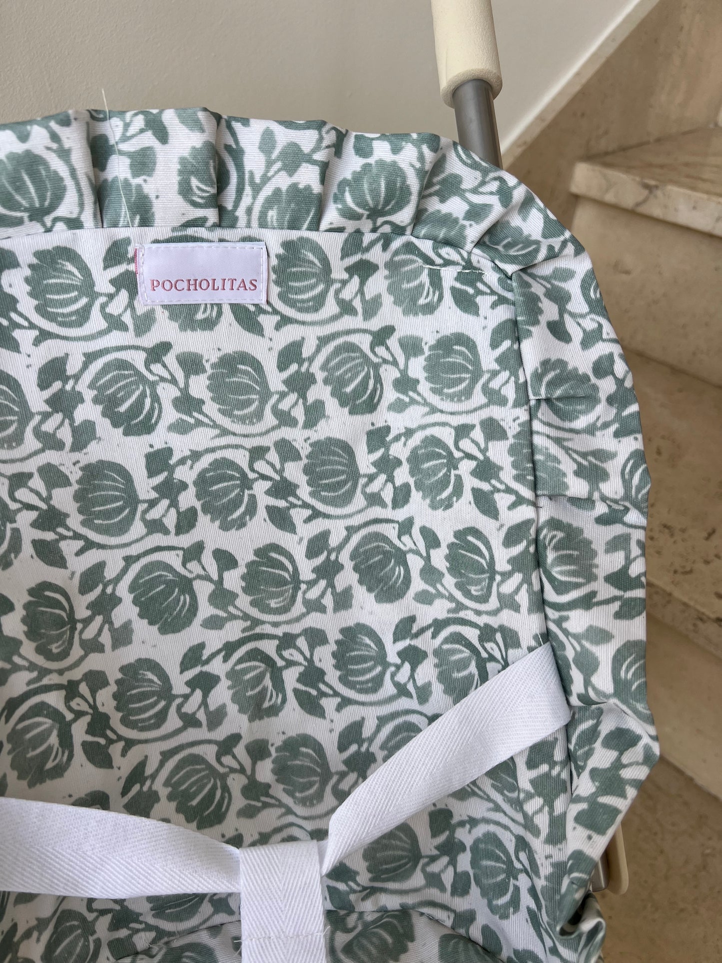 Silleta ligera plastificada azul de flores