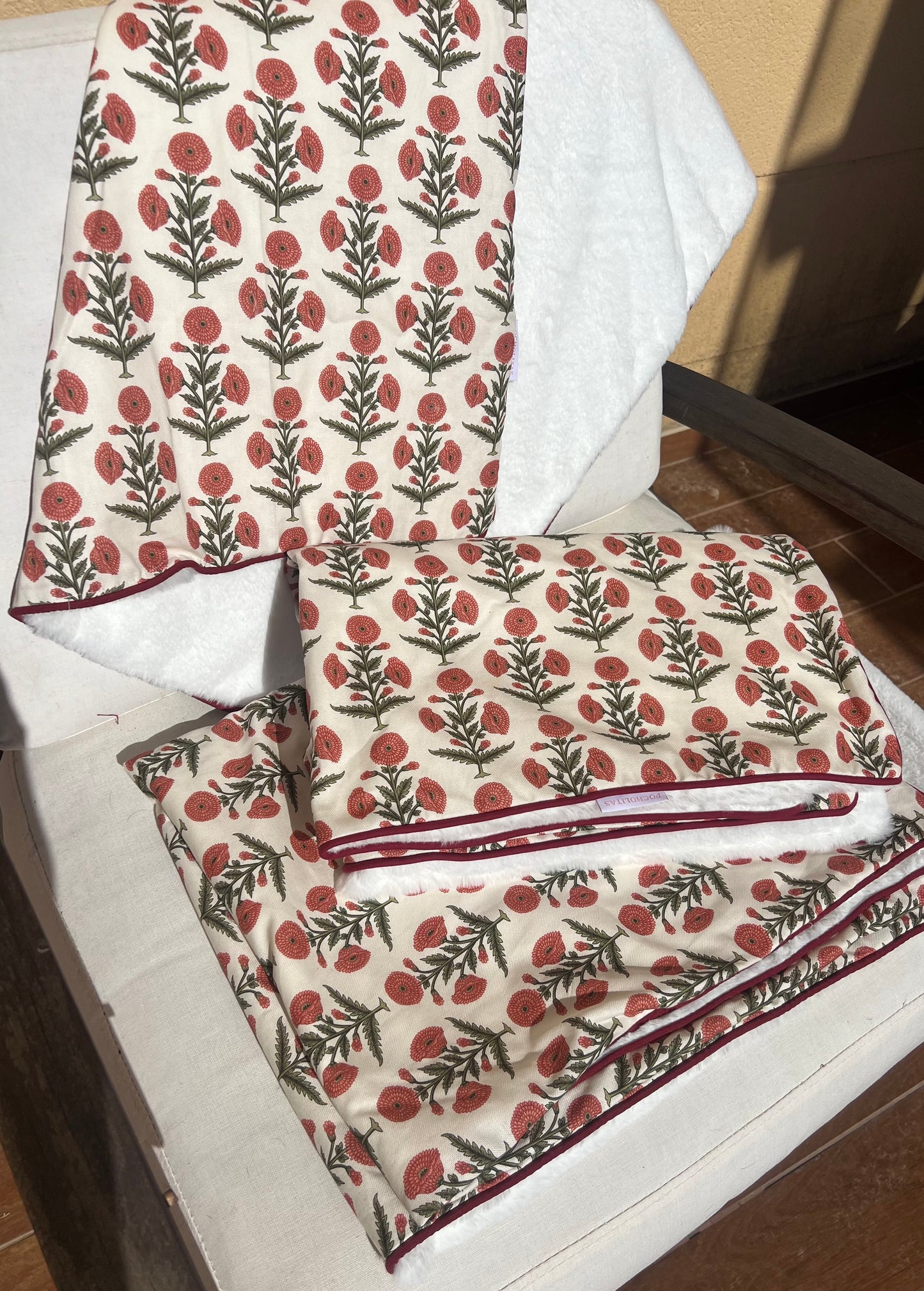 Manta flores color fresón