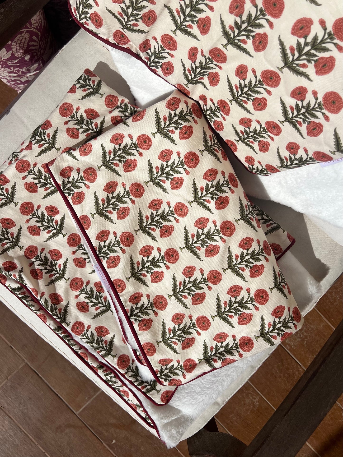 Manta flores color fresón