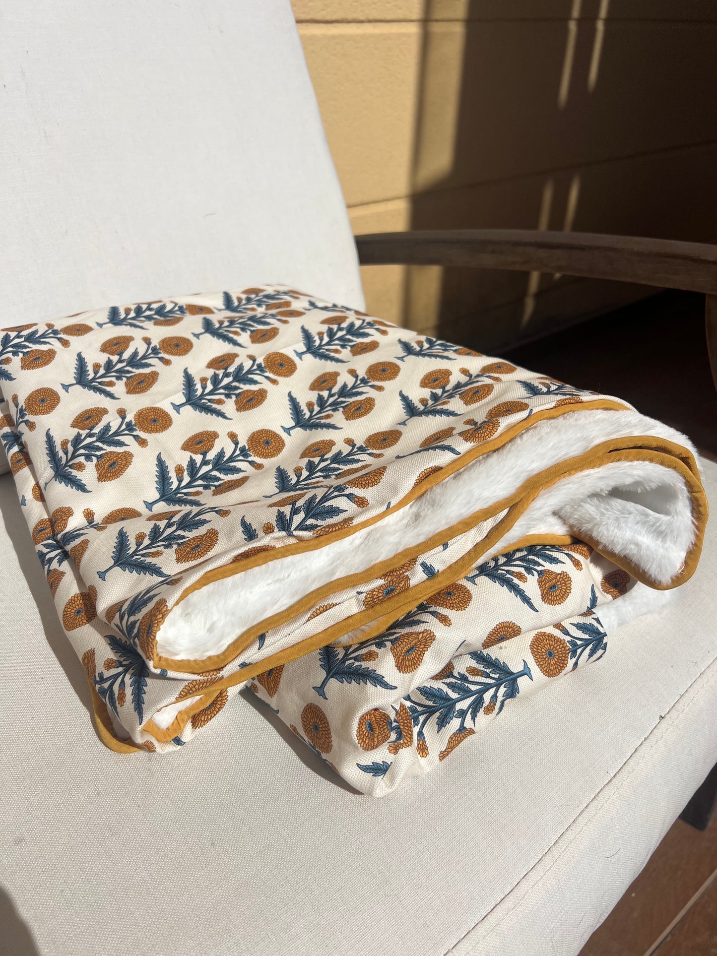 Manta flores color mostaza